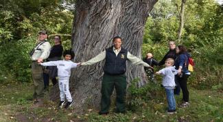 Forest Supervisor with Kids around Witness Tree.jpg Forest Supervisor with Kids around Witness Tree