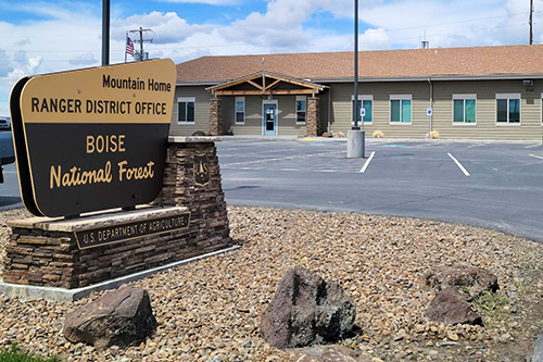 The front of the Mountain Home Ranger District building and sign.