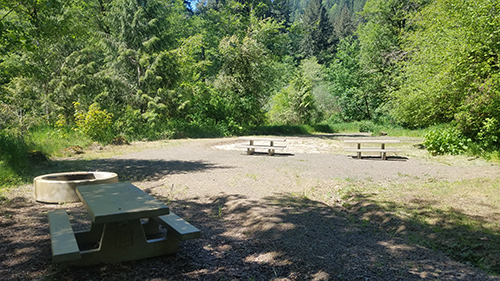 Picnic tables at Rocky Bend Campground