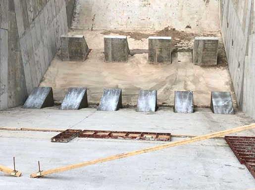Baffles and dentates in spillway chute
