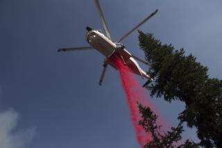 Helicopter dropping retardant