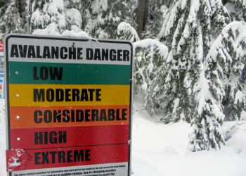 A sign with levels of avalanche danger.